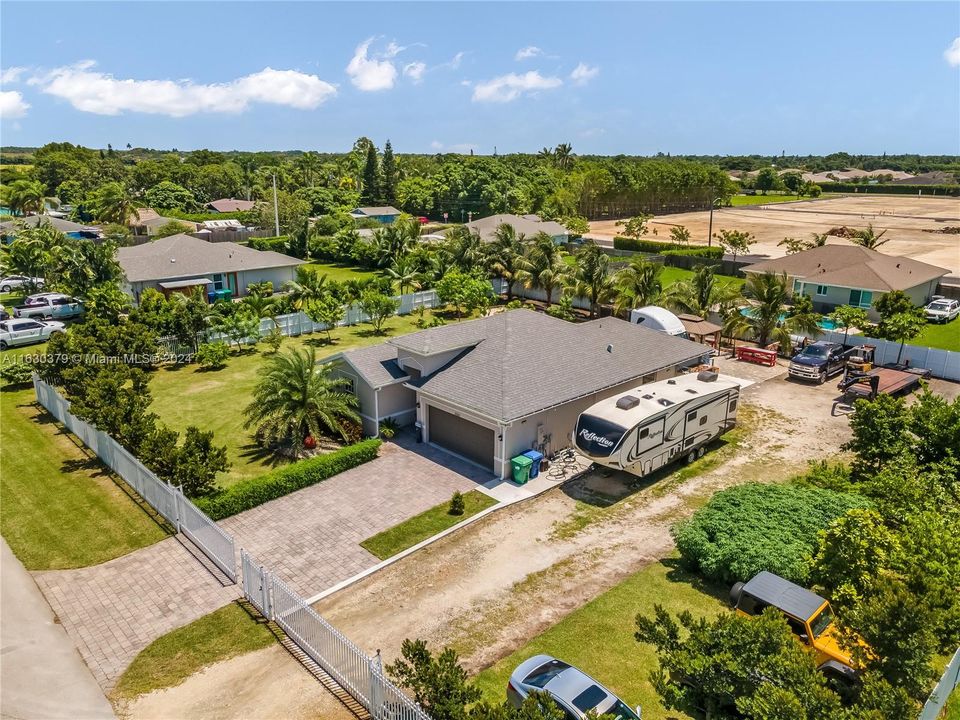 Active With Contract: $750,000 (3 beds, 2 baths, 1685 Square Feet)