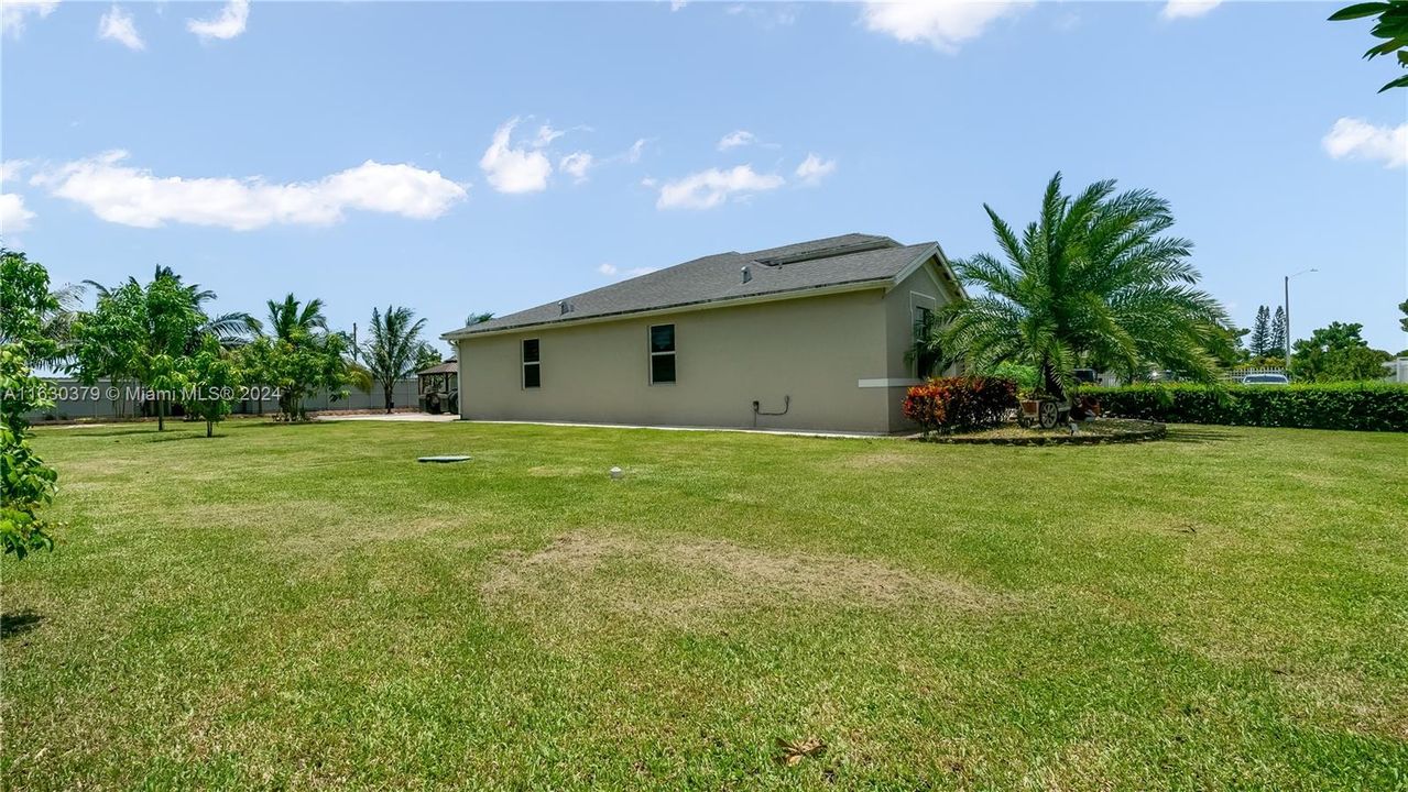 Active With Contract: $750,000 (3 beds, 2 baths, 1685 Square Feet)