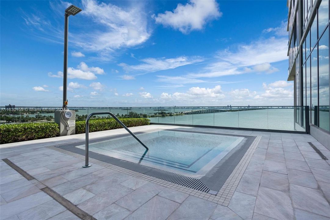 Recently Rented: $5,400 (1 beds, 1 baths, 959 Square Feet)