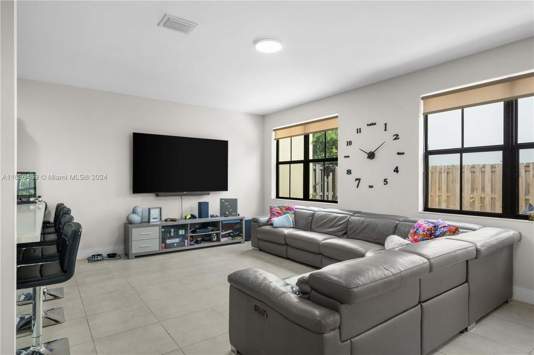 Active With Contract: $750,000 (3 beds, 2 baths, 2021 Square Feet)