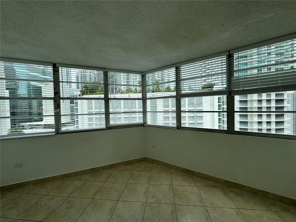 Vendido Recientemente: $395,000 (2 camas, 2 baños, 1060 Pies cuadrados)