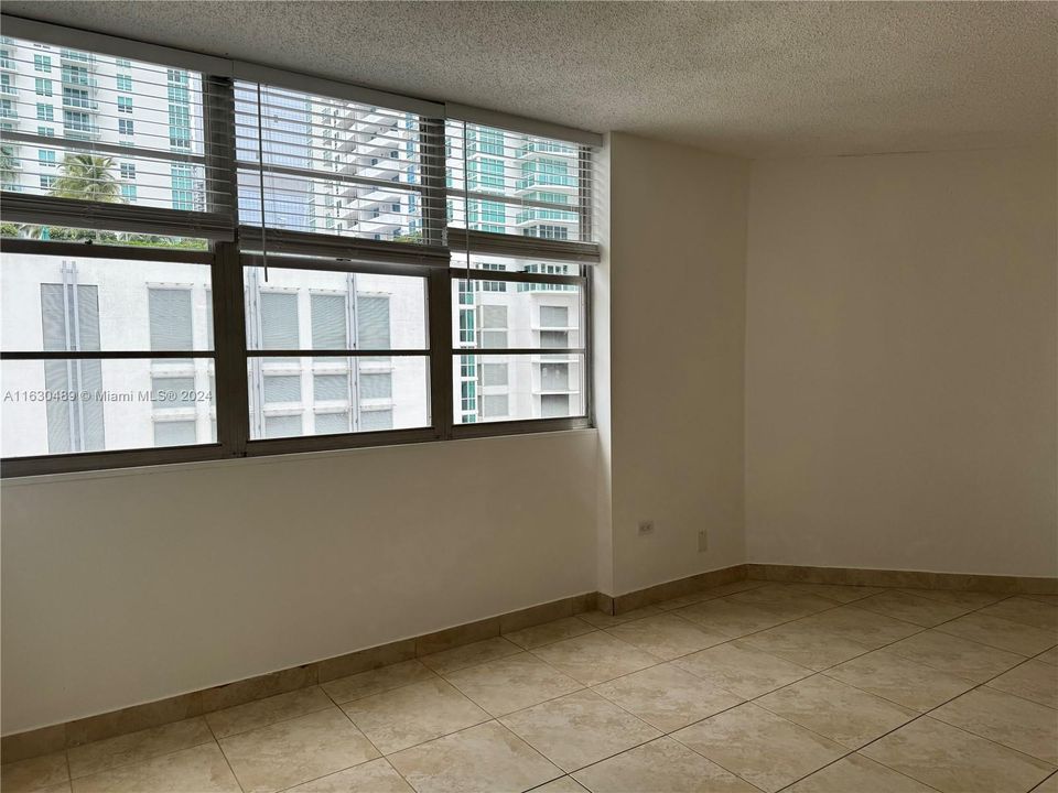 Vendido Recientemente: $395,000 (2 camas, 2 baños, 1060 Pies cuadrados)