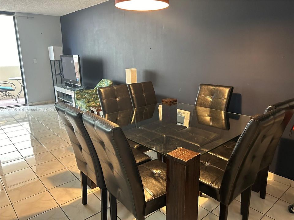 Active With Contract: $430,000 (1 beds, 1 baths, 806 Square Feet)