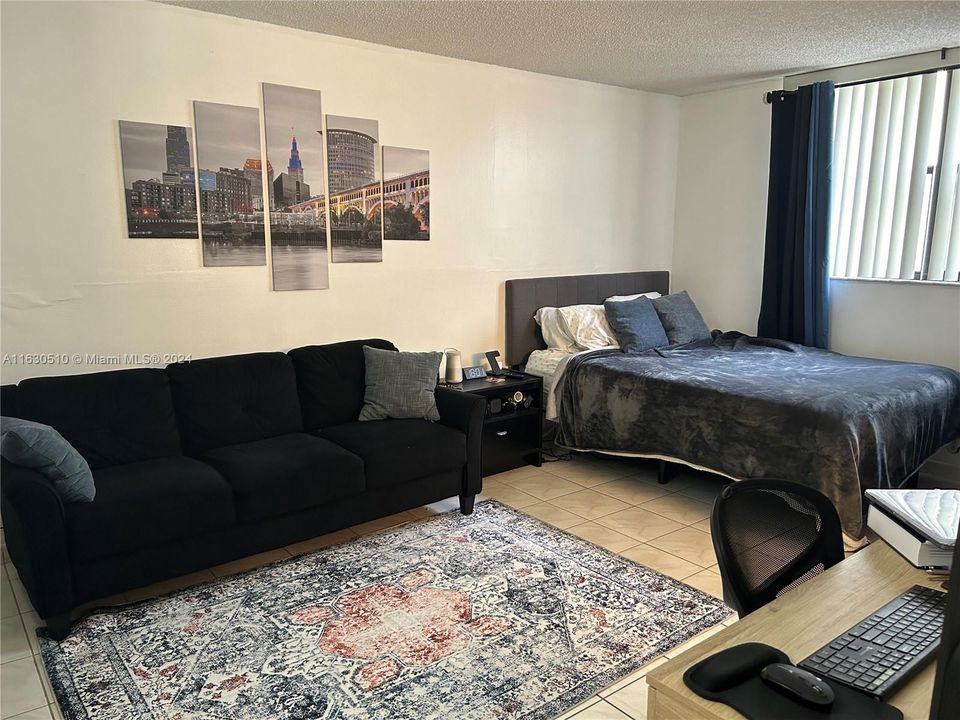 Active With Contract: $430,000 (1 beds, 1 baths, 806 Square Feet)