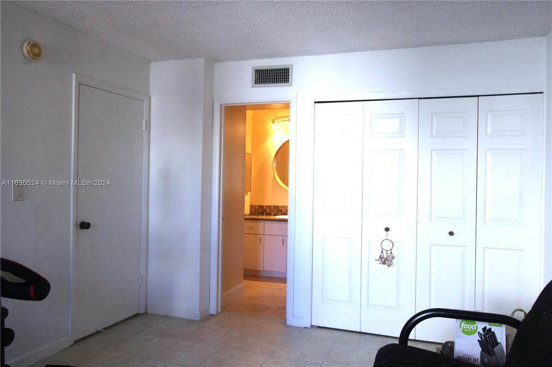 For Sale: $325,000 (2 beds, 2 baths, 1106 Square Feet)