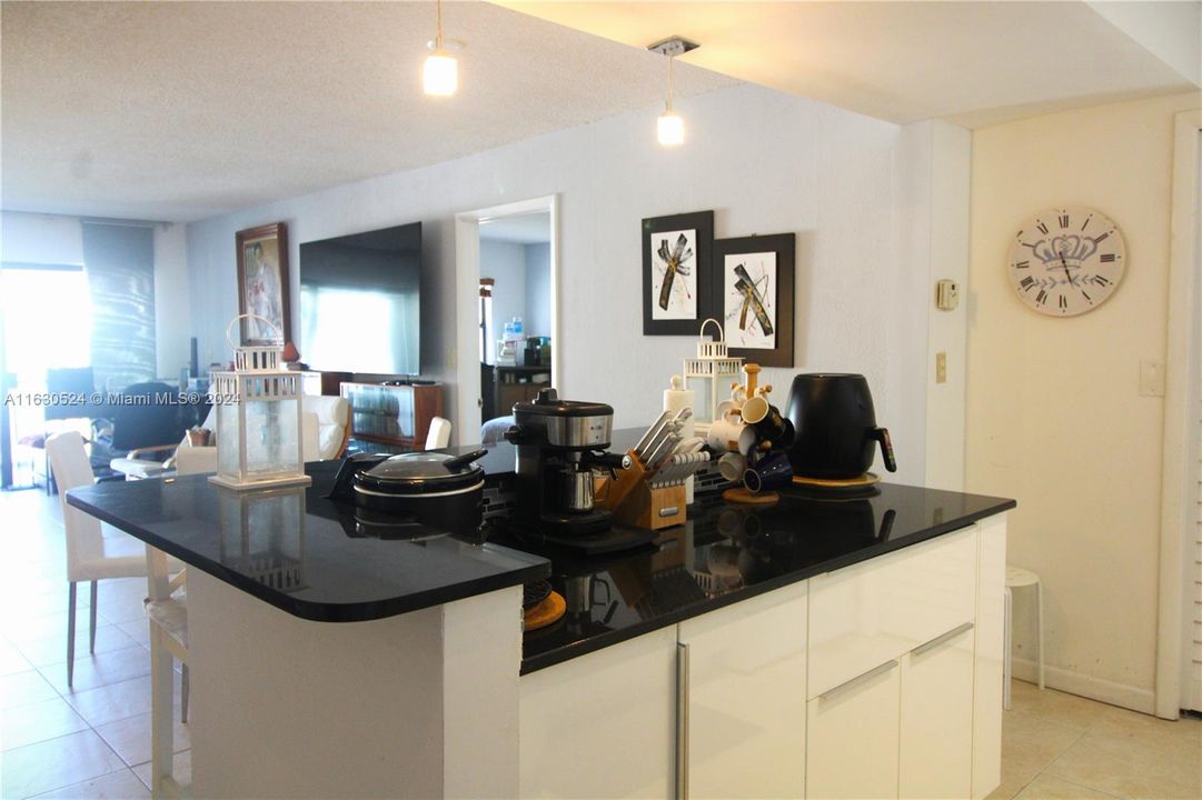 For Sale: $325,000 (2 beds, 2 baths, 1106 Square Feet)