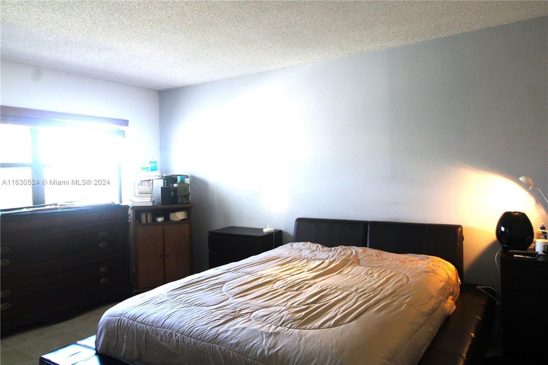 For Sale: $325,000 (2 beds, 2 baths, 1106 Square Feet)