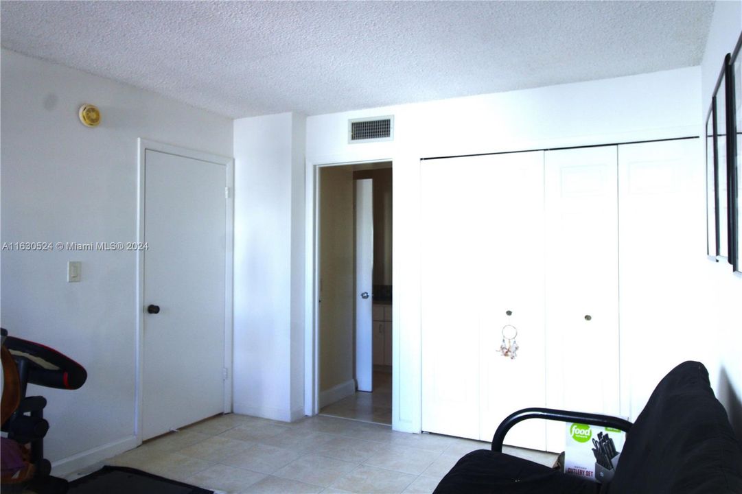 For Sale: $325,000 (2 beds, 2 baths, 1106 Square Feet)