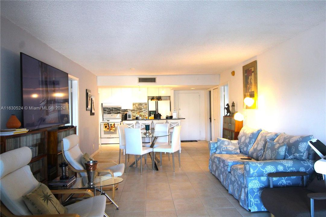 For Sale: $325,000 (2 beds, 2 baths, 1106 Square Feet)