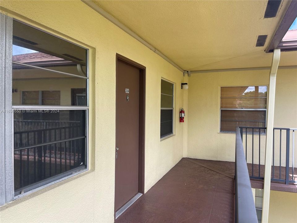 For Sale: $218,000 (2 beds, 2 baths, 954 Square Feet)