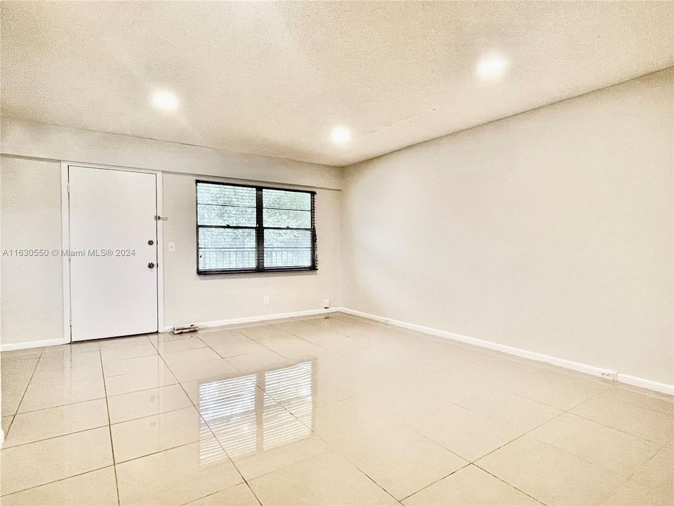 For Sale: $218,000 (2 beds, 2 baths, 954 Square Feet)