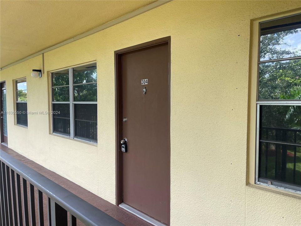 For Sale: $218,000 (2 beds, 2 baths, 954 Square Feet)