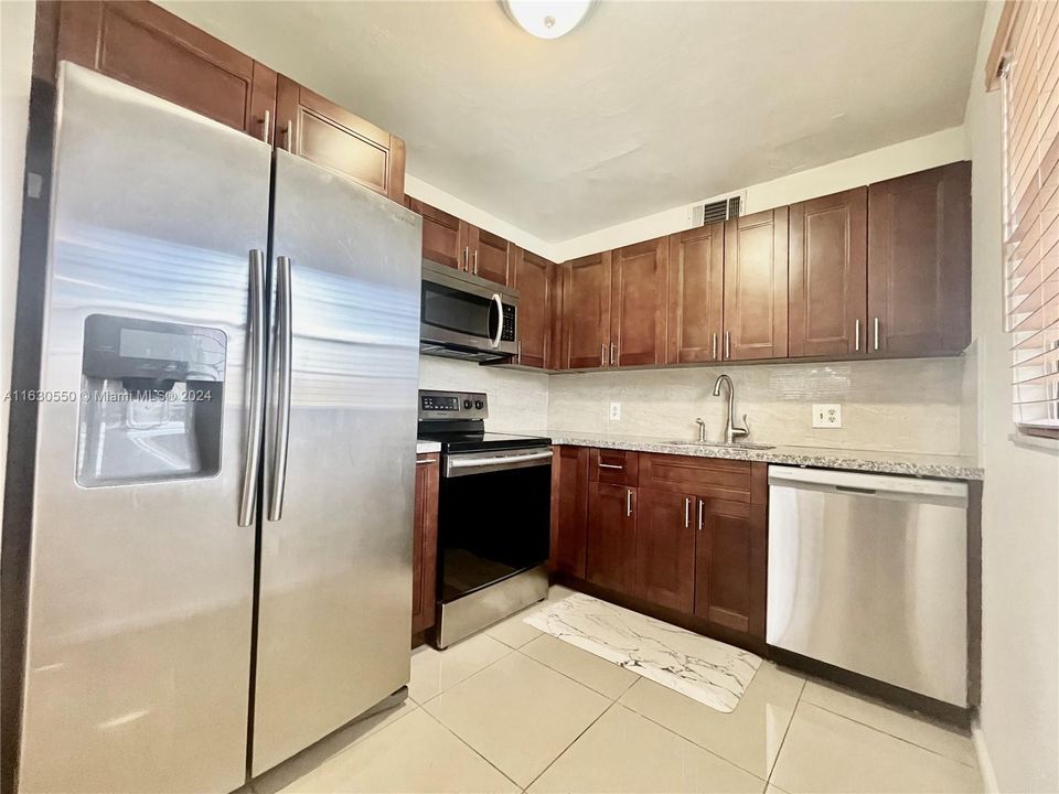 For Sale: $218,000 (2 beds, 2 baths, 954 Square Feet)