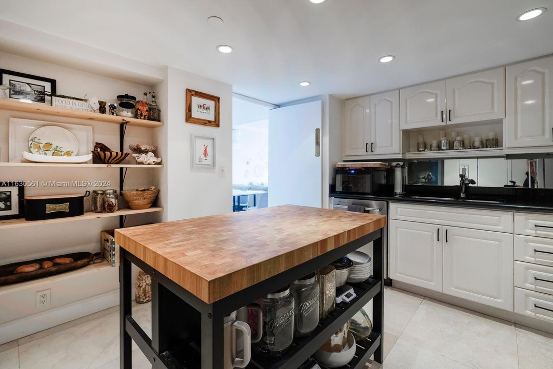 Active With Contract: $1,395,000 (2 beds, 2 baths, 1547 Square Feet)