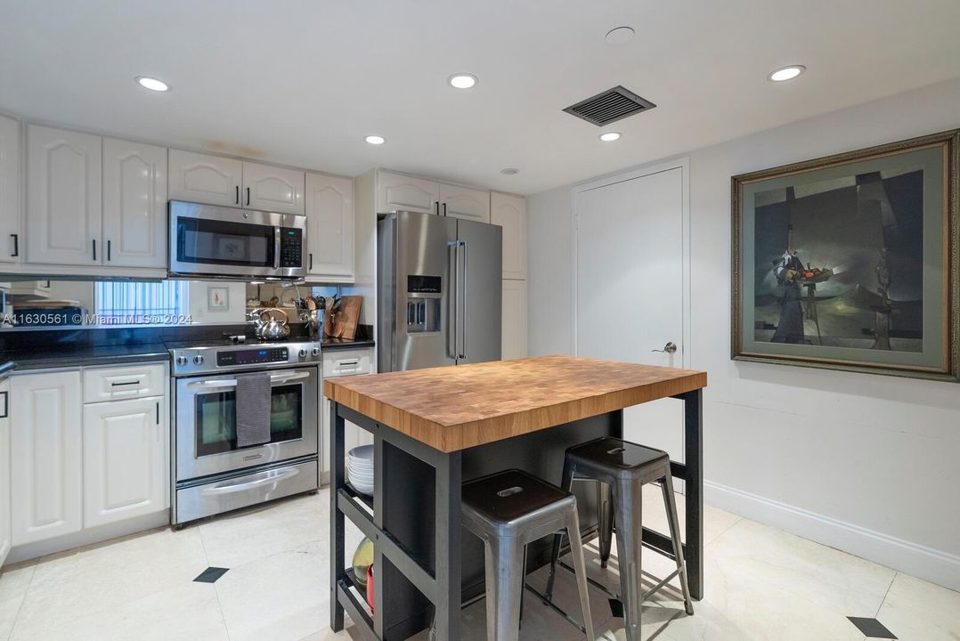 Active With Contract: $1,395,000 (2 beds, 2 baths, 1547 Square Feet)