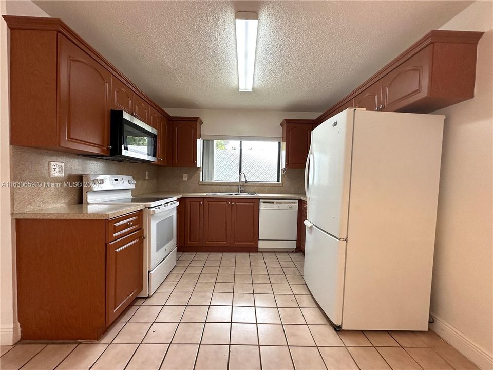 For Sale: $349,000 (3 beds, 2 baths, 1348 Square Feet)