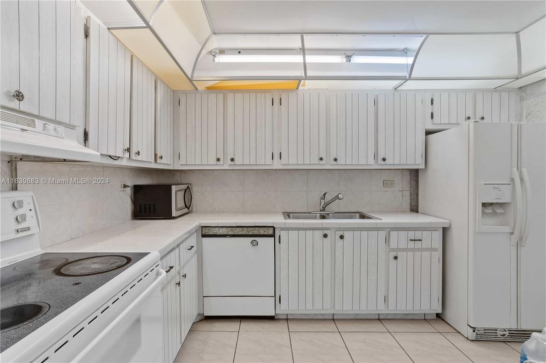 For Sale: $387,700 (1 beds, 2 baths, 1042 Square Feet)