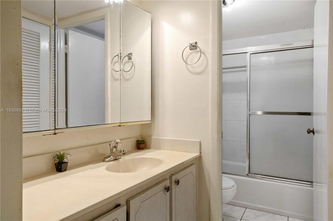 For Sale: $387,700 (1 beds, 2 baths, 1042 Square Feet)