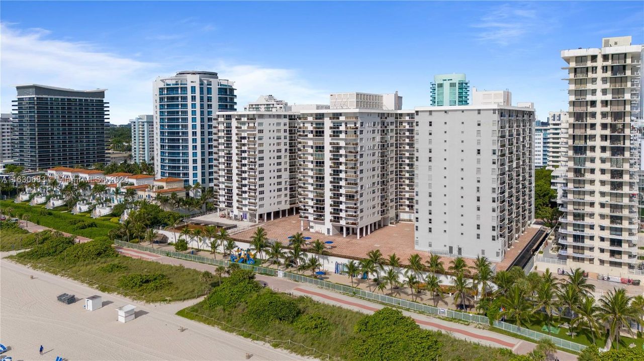 For Sale: $387,700 (1 beds, 2 baths, 1042 Square Feet)