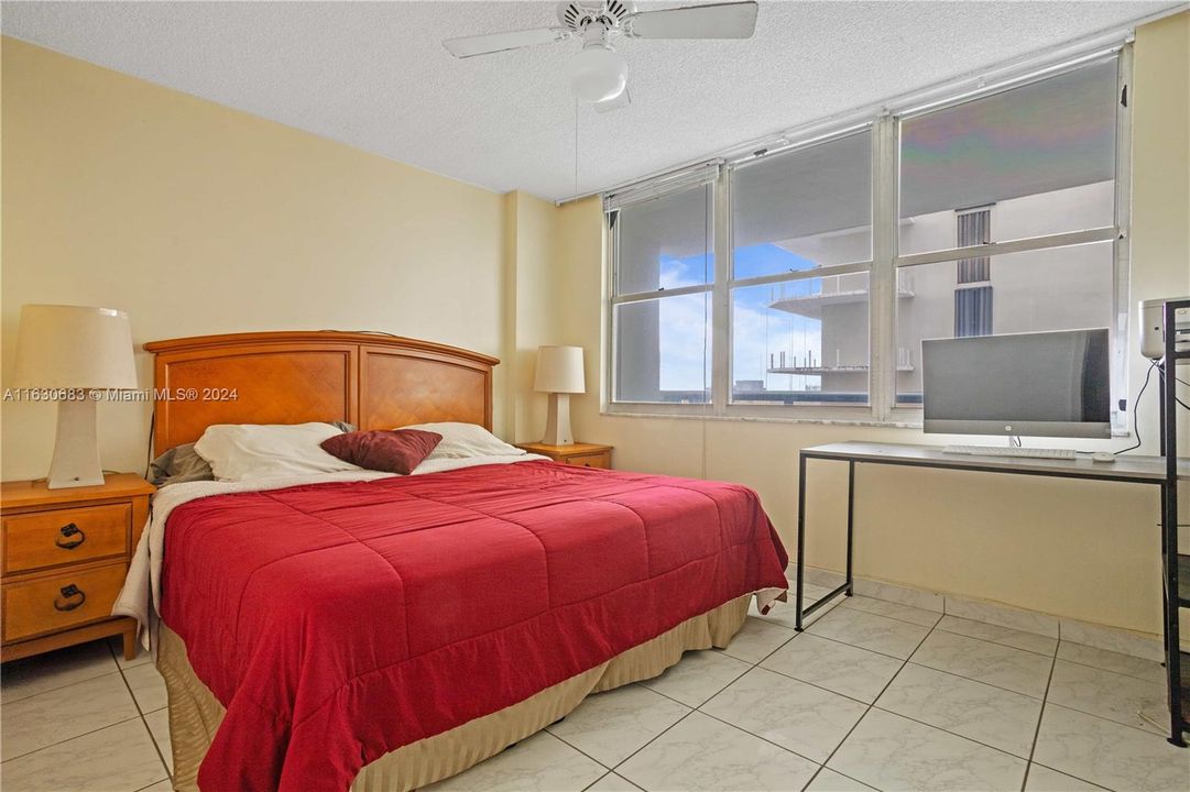 For Sale: $387,700 (1 beds, 2 baths, 1042 Square Feet)