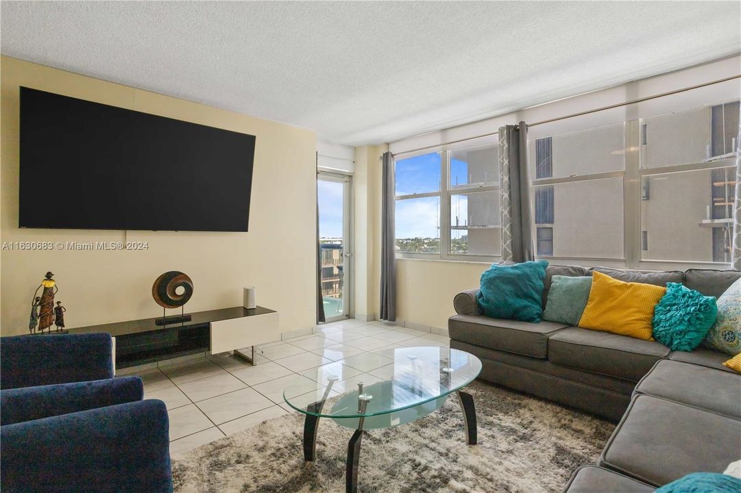 For Sale: $387,700 (1 beds, 2 baths, 1042 Square Feet)