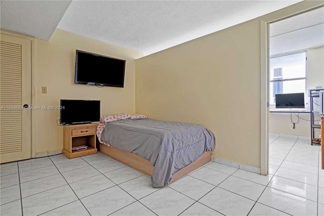 For Sale: $387,700 (1 beds, 2 baths, 1042 Square Feet)