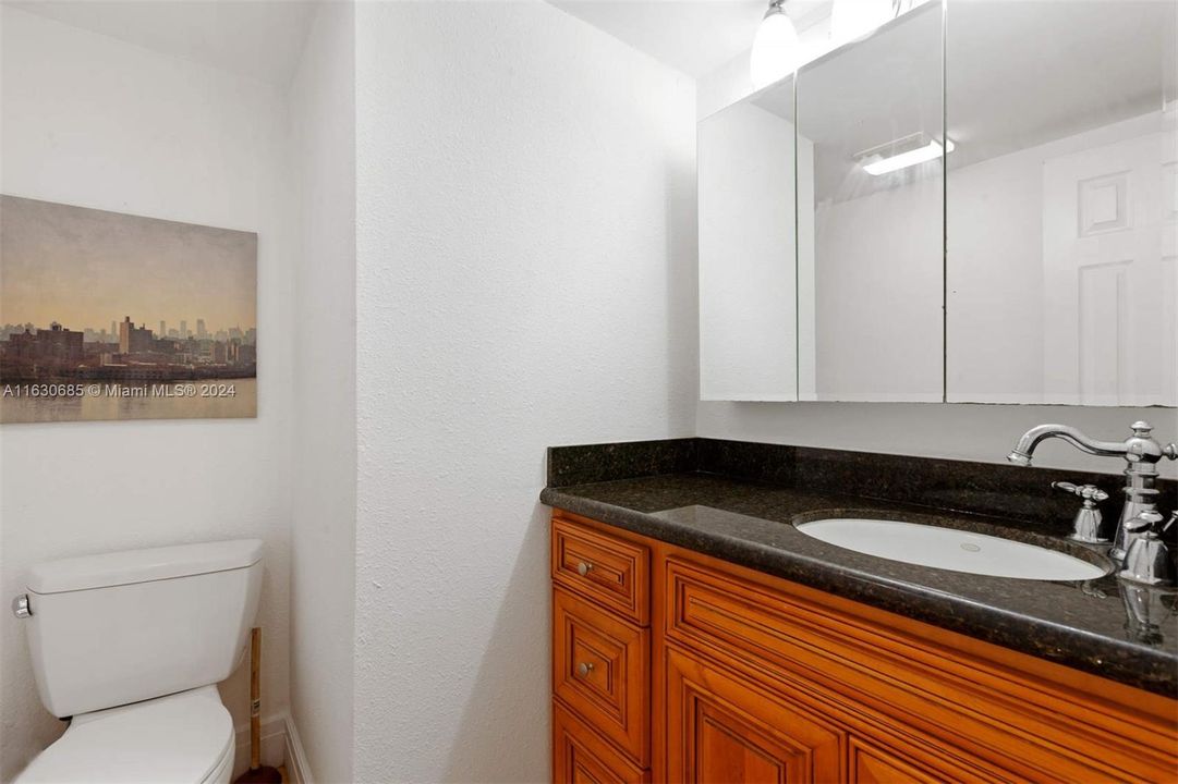 For Sale: $233,000 (1 beds, 1 baths, 778 Square Feet)