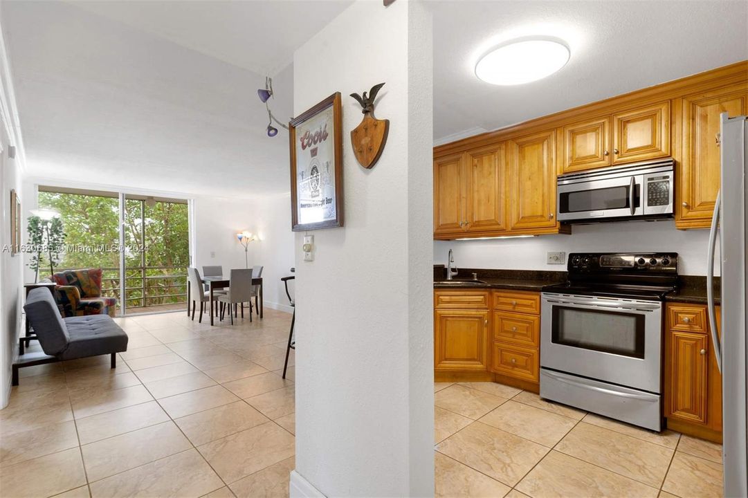 For Sale: $238,900 (1 beds, 1 baths, 778 Square Feet)