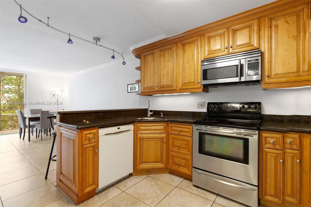 For Sale: $238,900 (1 beds, 1 baths, 778 Square Feet)