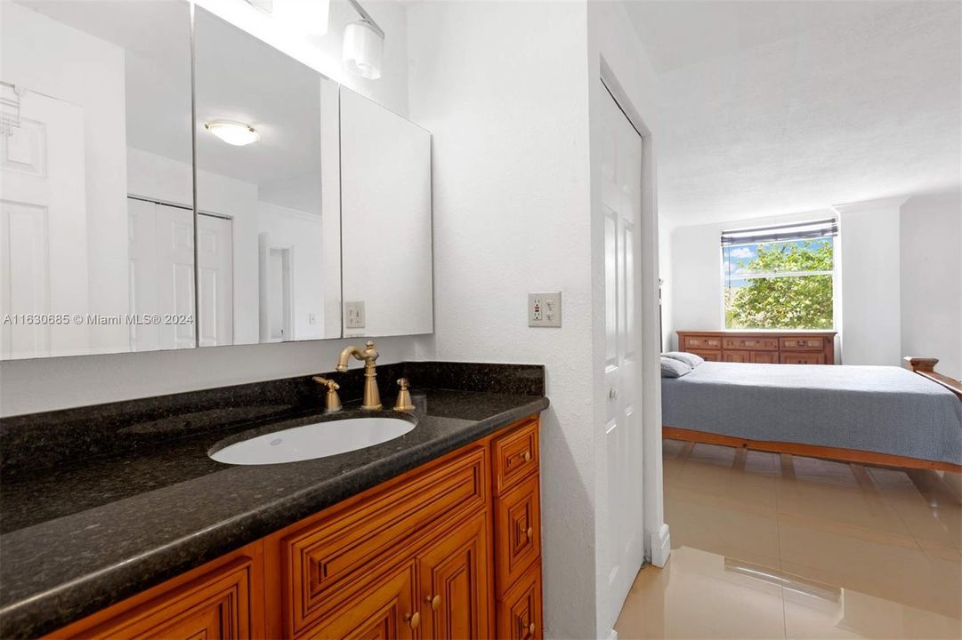 For Sale: $233,000 (1 beds, 1 baths, 778 Square Feet)