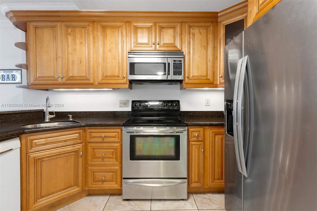 For Sale: $233,000 (1 beds, 1 baths, 778 Square Feet)