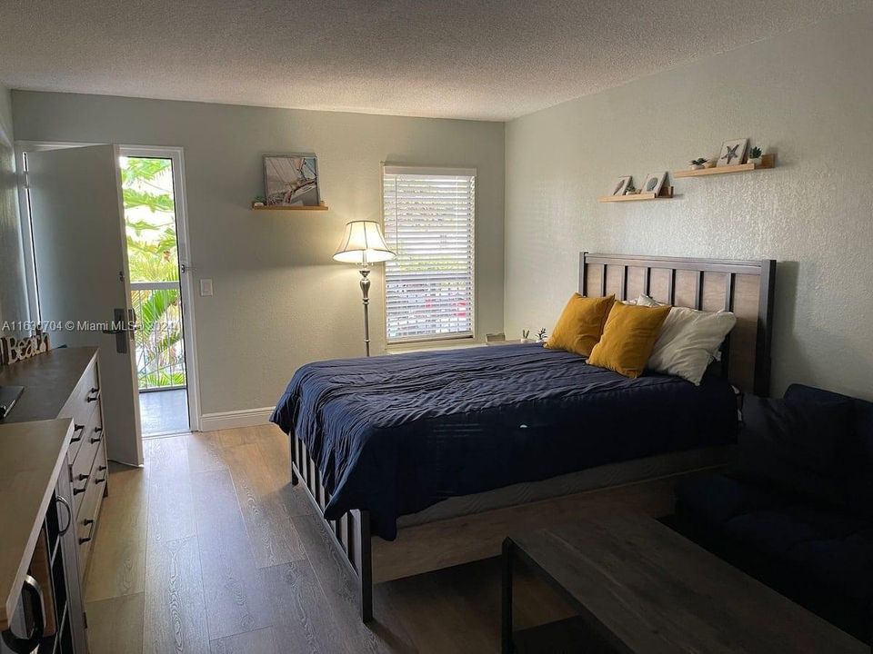 Active With Contract: $115,000 (1 beds, 1 baths, 348 Square Feet)