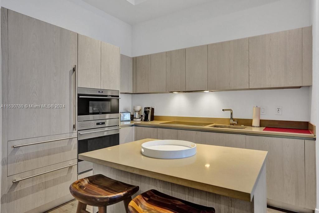 For Sale: $600,000 (1 beds, 1 baths, 759 Square Feet)