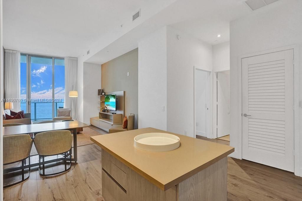 For Sale: $600,000 (1 beds, 1 baths, 759 Square Feet)