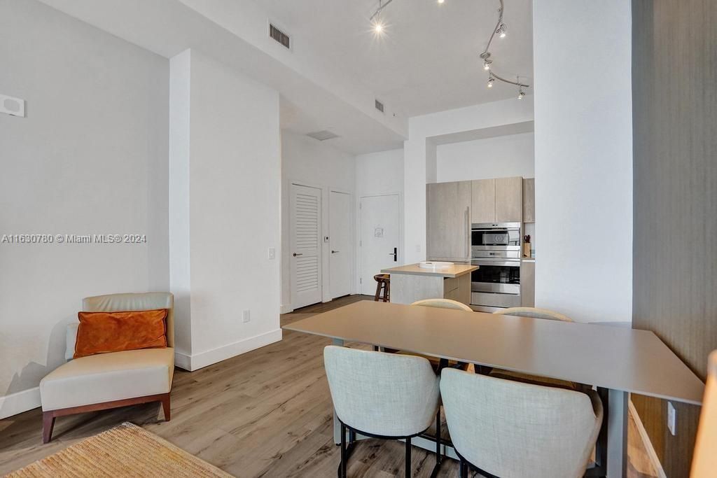 For Sale: $600,000 (1 beds, 1 baths, 759 Square Feet)