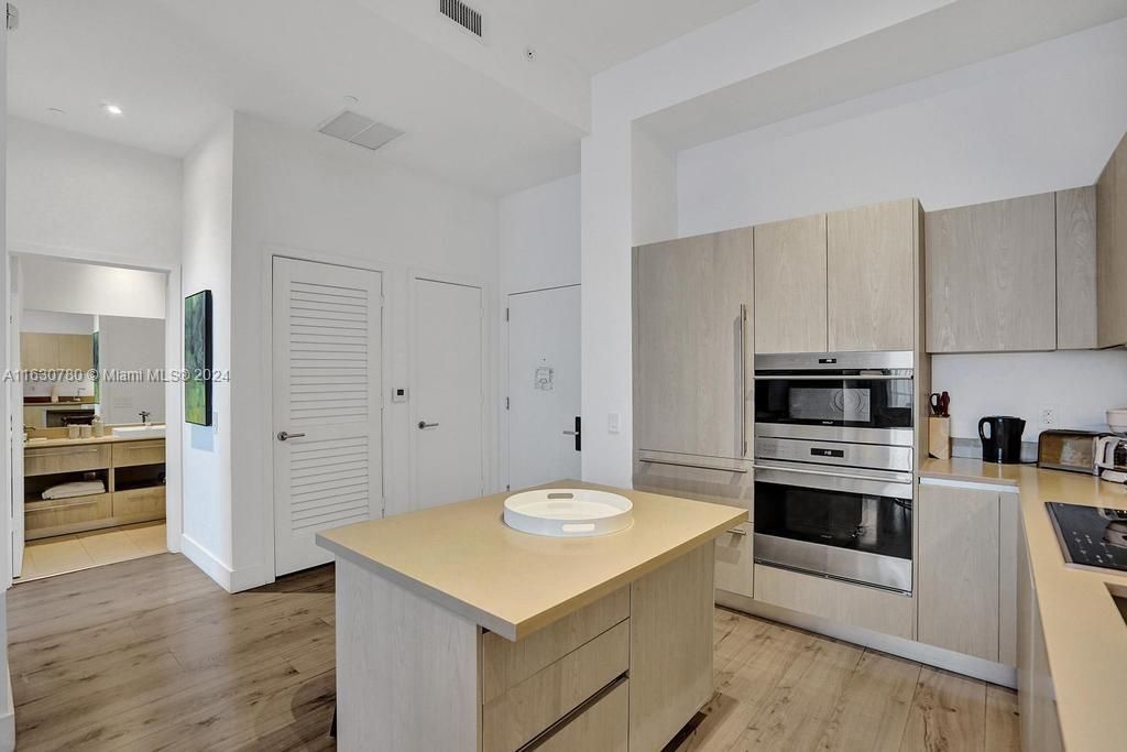 For Sale: $600,000 (1 beds, 1 baths, 759 Square Feet)