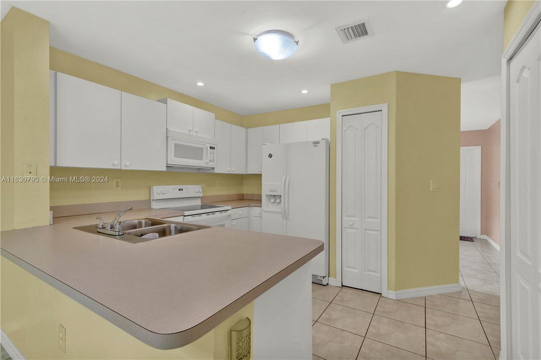 Recently Sold: $520,000 (4 beds, 2 baths, 1553 Square Feet)