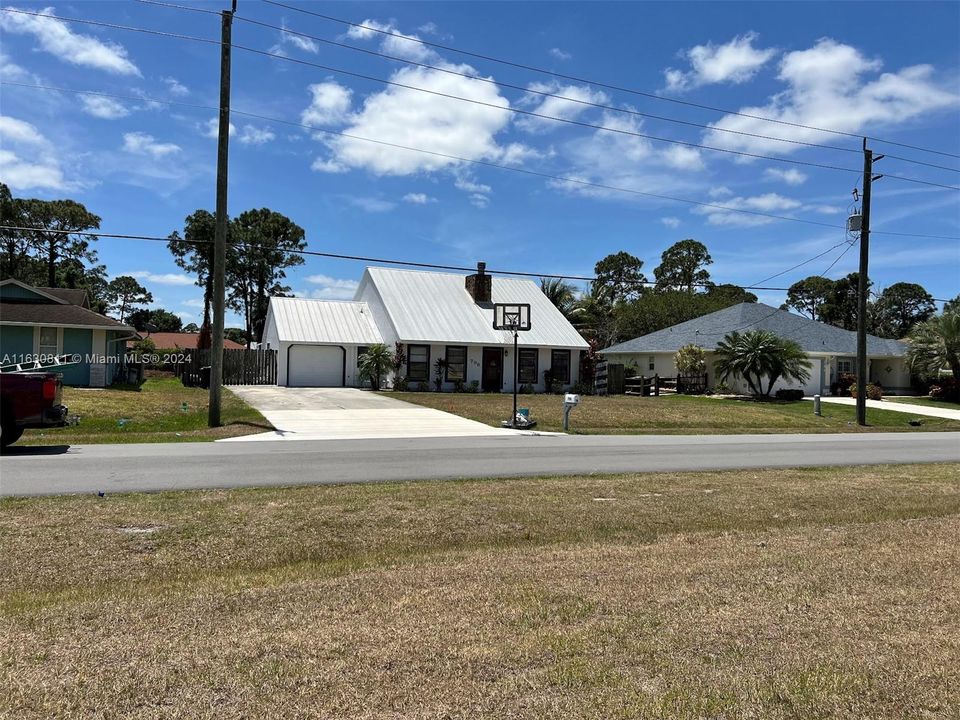 Active With Contract: $349,900 (3 beds, 2 baths, 1811 Square Feet)