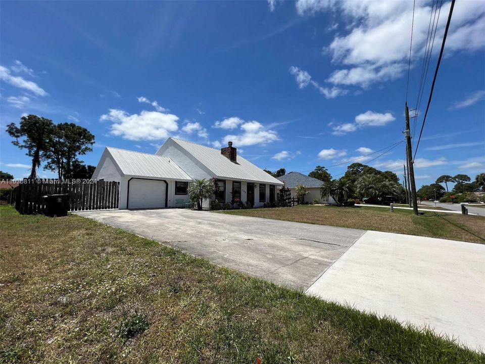 Active With Contract: $349,900 (3 beds, 2 baths, 1811 Square Feet)