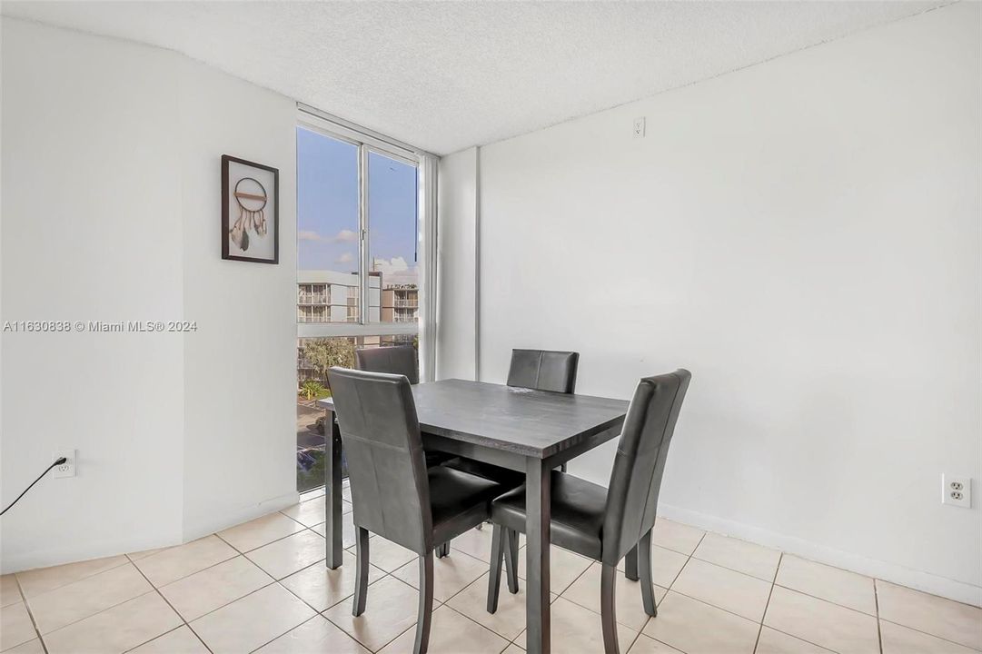 Active With Contract: $215,000 (1 beds, 1 baths, 740 Square Feet)