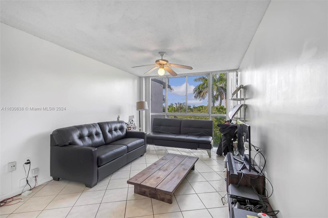 Active With Contract: $215,000 (1 beds, 1 baths, 740 Square Feet)