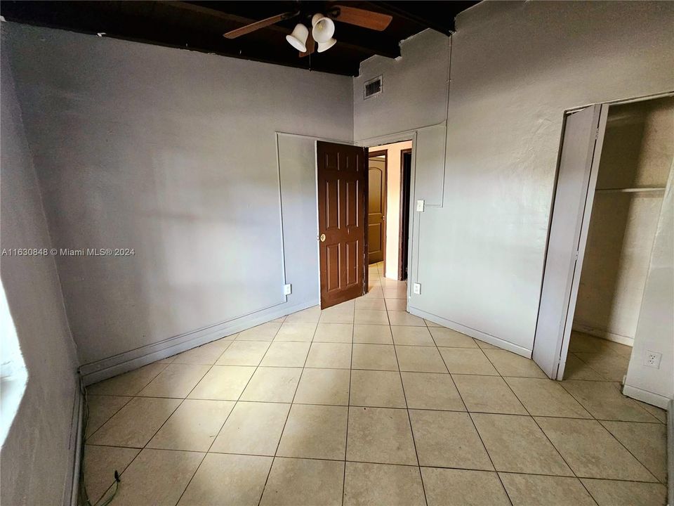 Activo con contrato: $329,900 (4 camas, 1 baños, 963 Pies cuadrados)