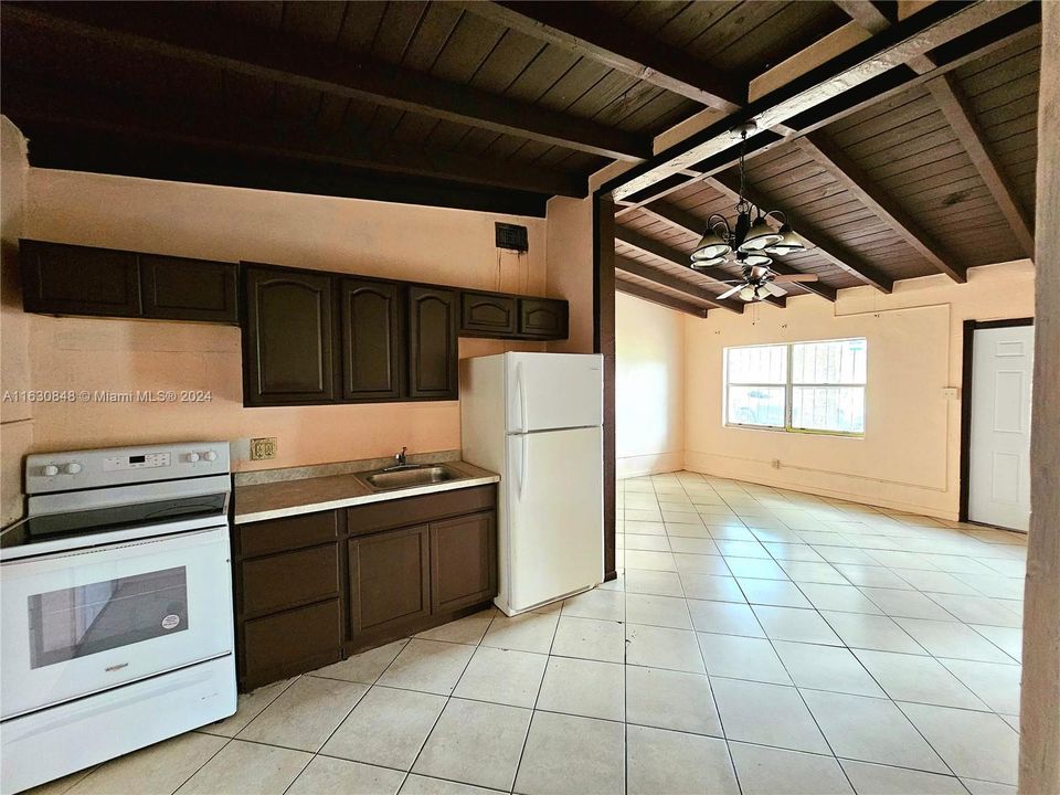 Activo con contrato: $329,900 (4 camas, 1 baños, 963 Pies cuadrados)