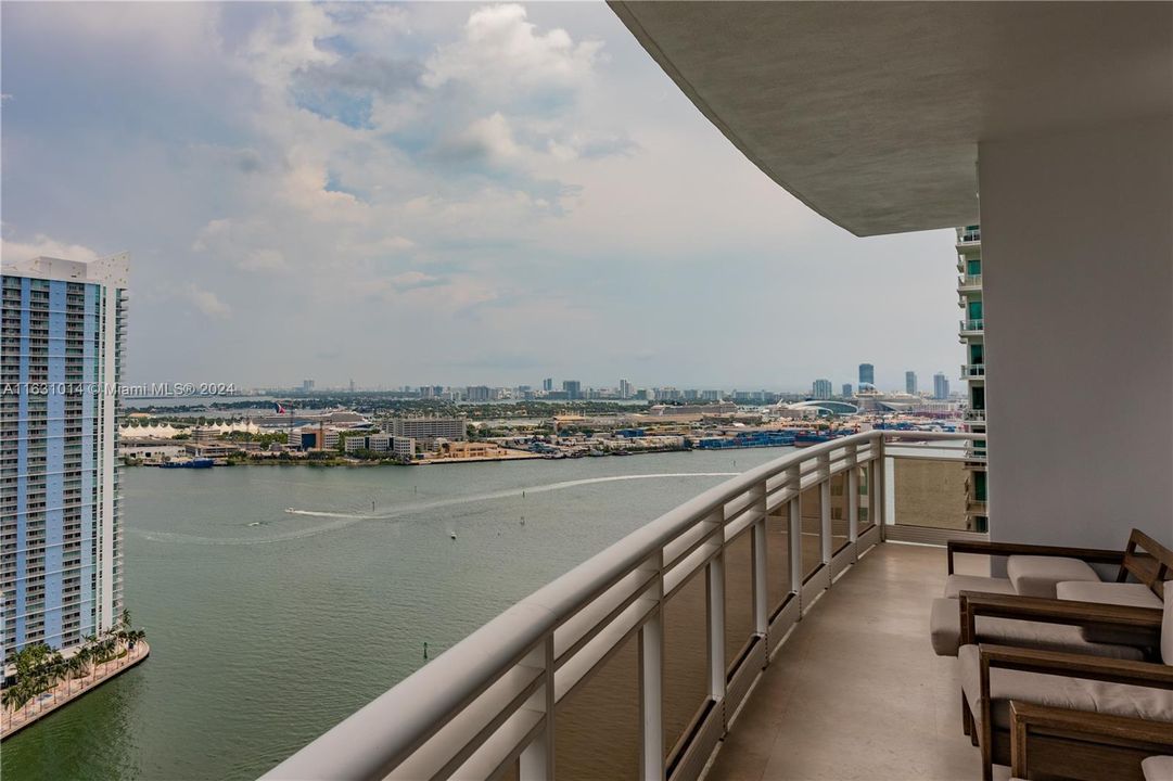 Large balcony offers breathtaking bay view over the port of Miami. All the rooms have access to this balcony.