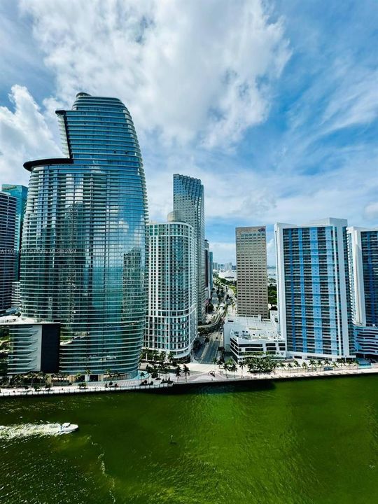 BREATHTAKING VIEW OF BISCAYNE BLVD AND DOWNTOWN HIGH RISES / Aston Martin, Met One, One Miami