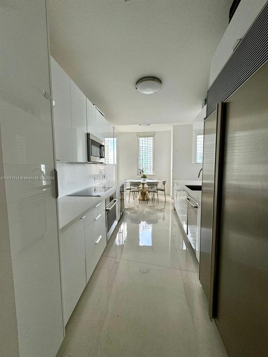 KITCHEN BRIGHT AND SPACIOUS