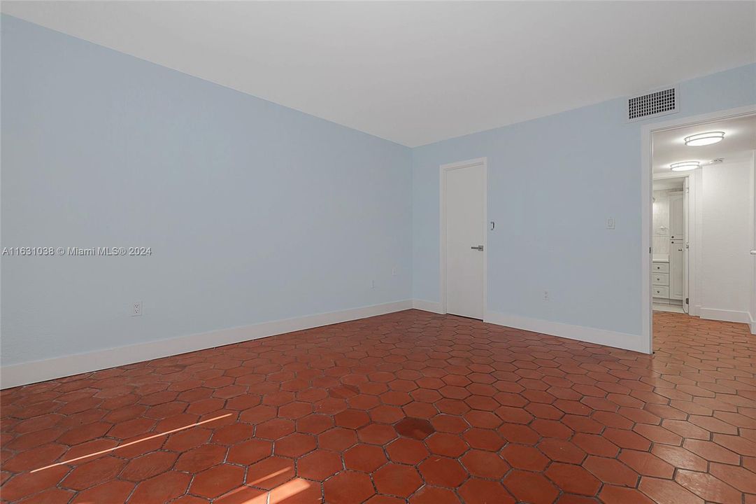 For Sale: $259,000 (1 beds, 1 baths, 760 Square Feet)