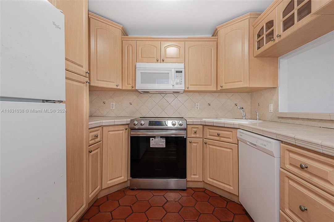 For Sale: $259,000 (1 beds, 1 baths, 760 Square Feet)