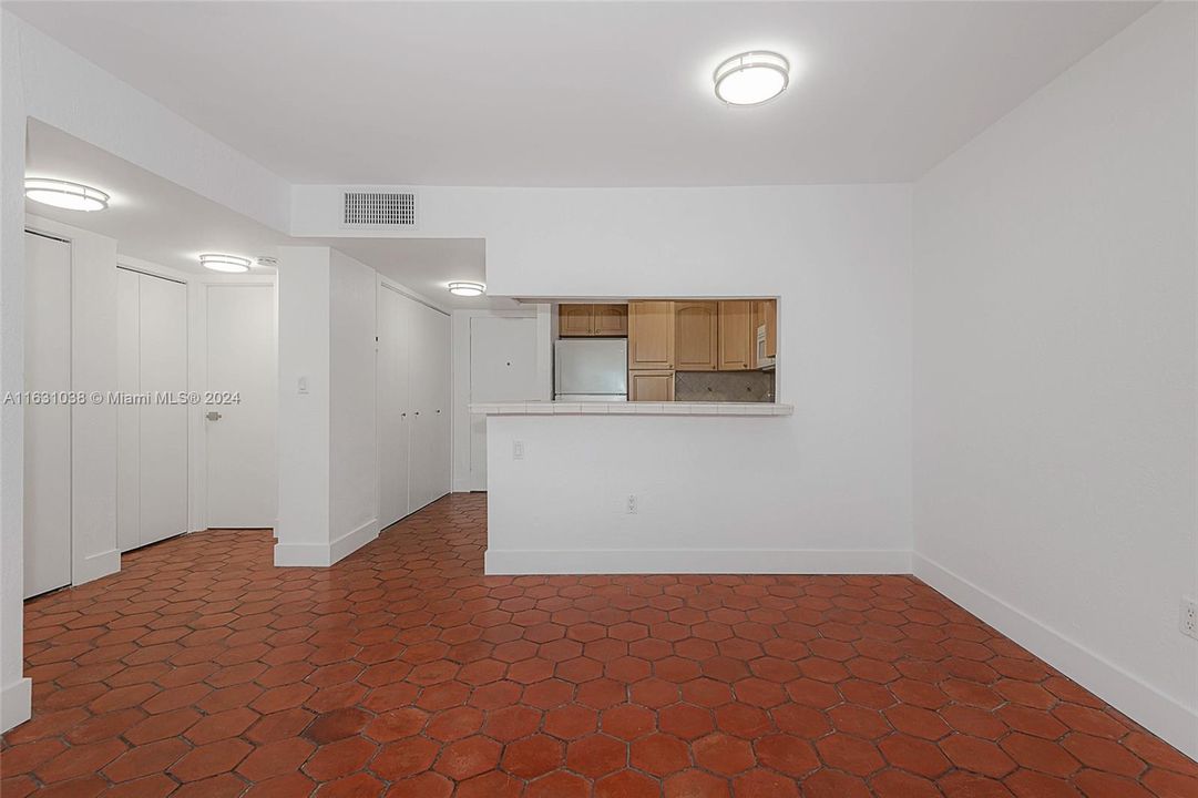 For Sale: $259,000 (1 beds, 1 baths, 760 Square Feet)