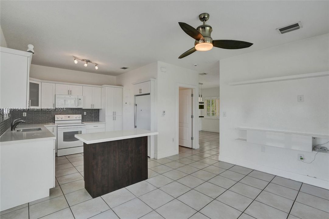 Active With Contract: $2,950 (3 beds, 2 baths, 1611 Square Feet)